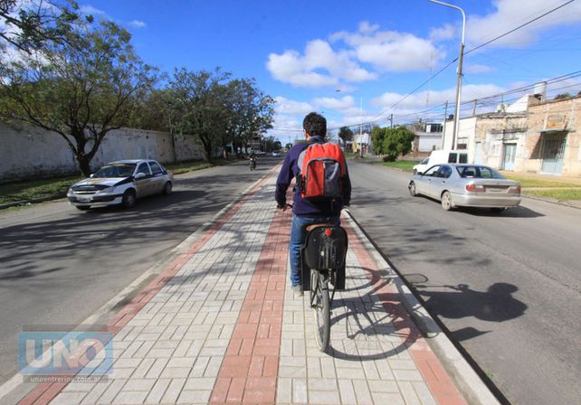 Hoy los ciclistas utilizan la ciclovía esquivando las sanjas que hay descubiertas por tramo. Foto UNO Juan Ignacio Pereira.