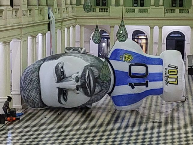 Inflable enorme de Messi, que busca la firma del 10 en Rosario