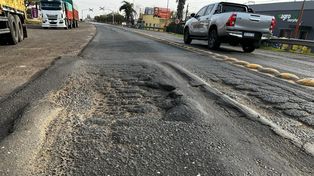 En algunos tramos urbanos, la ruta 33 resulta intransitable.