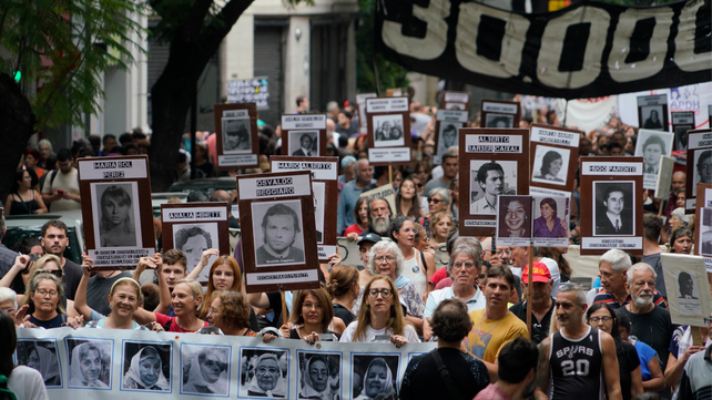 Postal de otro 24 de marzo. La movilización fue encabezada por organismos de DDHH con el recuerdo de los desaparecidos.