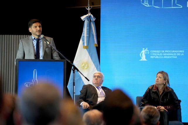 Pullaro llamó a no levantarle el pie de la cabeza al delito y pidió ir contra la estructura criminal