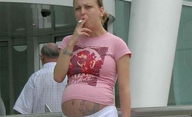 fumando espero. Las mujeres embarazadas que fuman cuadriplican el riesgo de muerte súbita de su hijo.