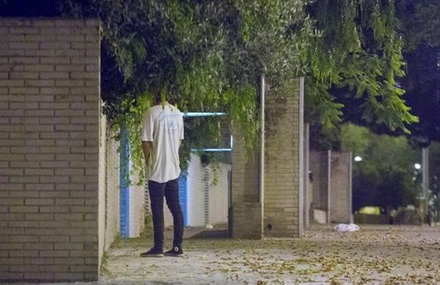 El producto hace que la persona se manche los pantalones y zapatillas.