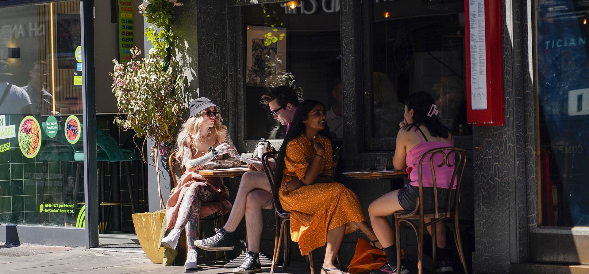 La gente come en las mesas exteriores de un restaurante en Soho, en Londres, el jueves 11 de agosto de 2022. Gran Bretaña se prepara para otra ola de calor que durará más que la ola de calor récord de julio, con temperaturas máximas de hasta 35 grados centígrados previstas para la próxima semana.