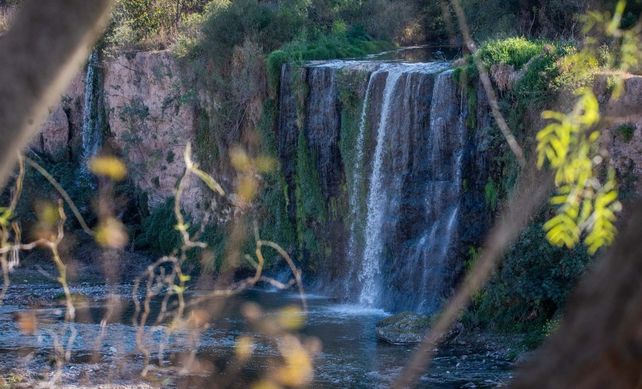Villa Gobernador Gálvez: la cascada del Saladillo fue siempre una postal