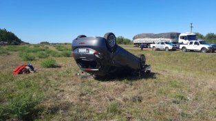 Por esquivar un zorro terminaron volcando en la autovía 14