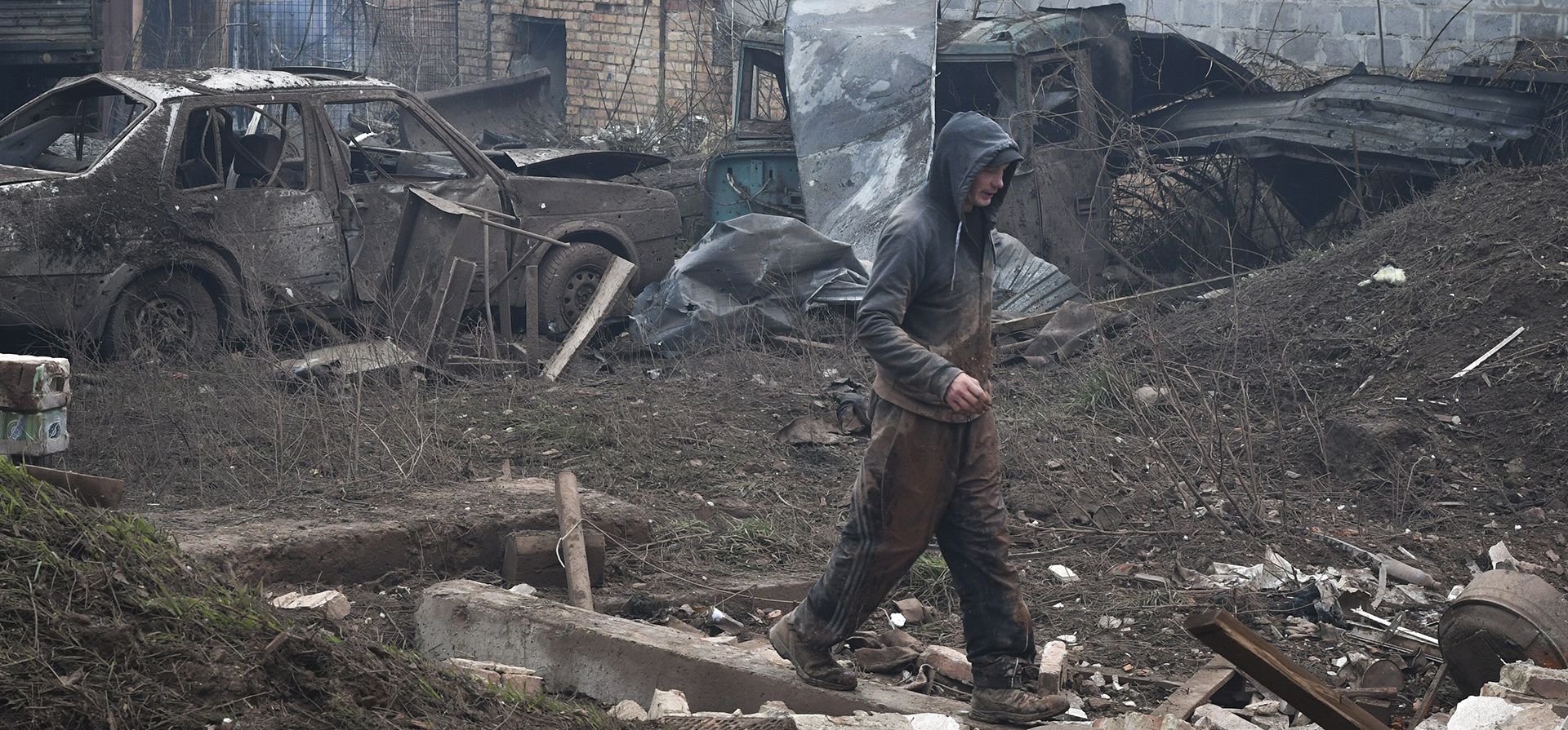 Un residente local camina en el patio de una pequeña empresa que resultó dañada después de un ataque ruso nocturno en Kramatorsk, Ucrania, el jueves 27 de octubre de 2022.