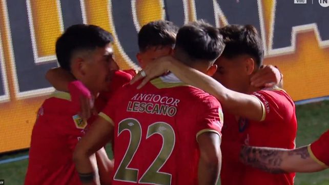 Argentinos celebra el gol de Lescano