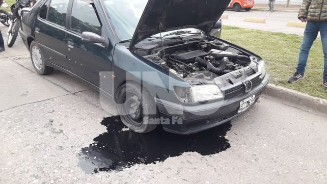 Chocó contra los cordones del Metrofé en Blas Parera y rompió todo el auto