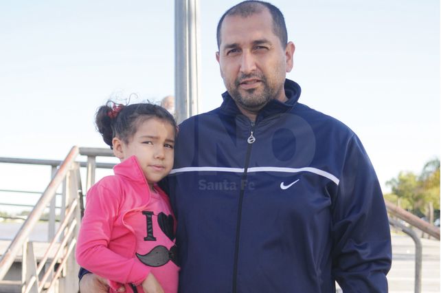 Juego. Ailín y su papá Pedro aprovecharon para disfrutar del paisaje costero.