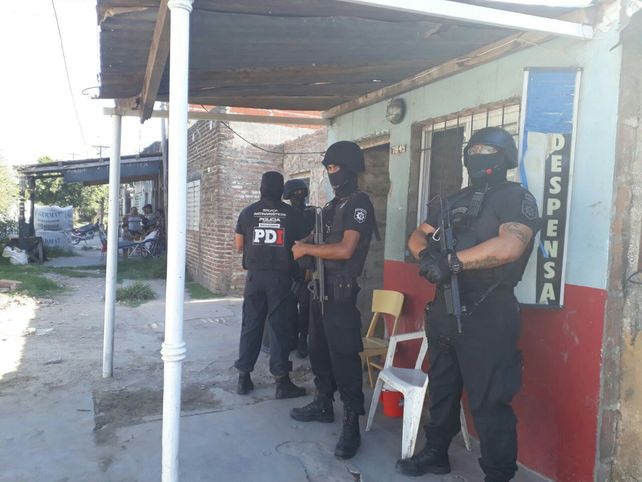 Irrupción. Los cuerpos de choco al momento del allanamiento.&nbsp;