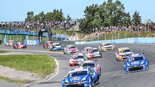 El marco perfecto. Autos a fondo y toda la gente siguiendo la carrera con pasión.