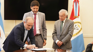 El gerente general de la SRT, Fernando Pérez, el gobernador Maximiliano Pullaro y el presidente de la Corte Suprema de Santa Fe, Roberto Falistocco, durante la firma del convenio.