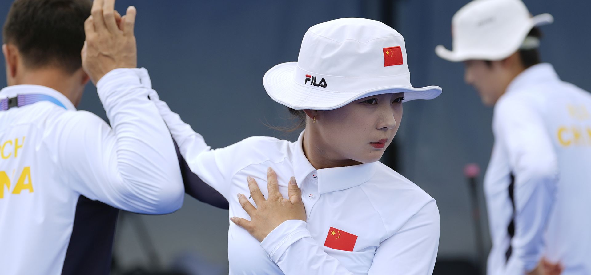 LI Jiaman, de China, se estira antes de disparar durante una sesión de entrenamiento de tiro con arco, en los Juegos Olímpicos de Verano de 2024, el martes 23 de julio de 2024, en París, Francia. (Foto AP/Brynn Anderson) LI Jiaman, de China, se estira antes de disparar durante una sesión de entrenamiento de tiro con arco, en los Juegos Olímpicos de Verano de 2024, el martes 23 de julio de 2024, en París, Francia. (Foto AP/Brynn Anderson)
