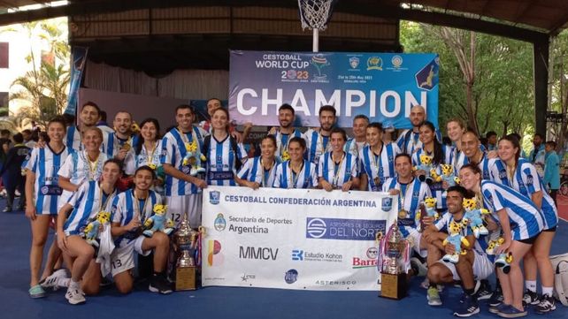 Las chicas y los varones de Argentina celebran la obtención de los títulos mundiales en India.