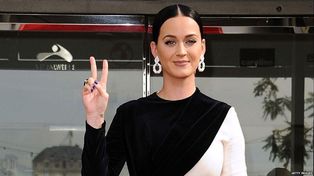 Katy Perry volvió a la Argentina y protagonizó un momento viral: levantó un cuadro de Eva Perón en plenas elecciones bonaerenses.