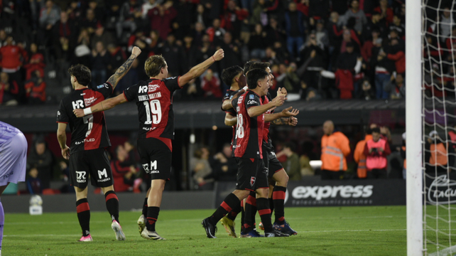 Los futbolistas de Newell’s celebran el gol de Matías Cóccaro