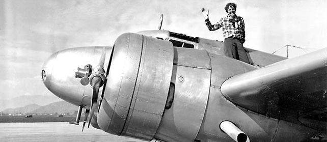 Una foto de Amelia Earhart y su avión Lockheed Electra que utilizaba para dar la vuelta al mundo. Es de marzo de 1937