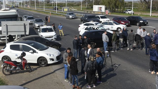 La autopista Rosario Santa Fe estuvo cortada 17 horas por una manifestación que reclamó más dotación de policías para la ciudad de San Lorenzo.