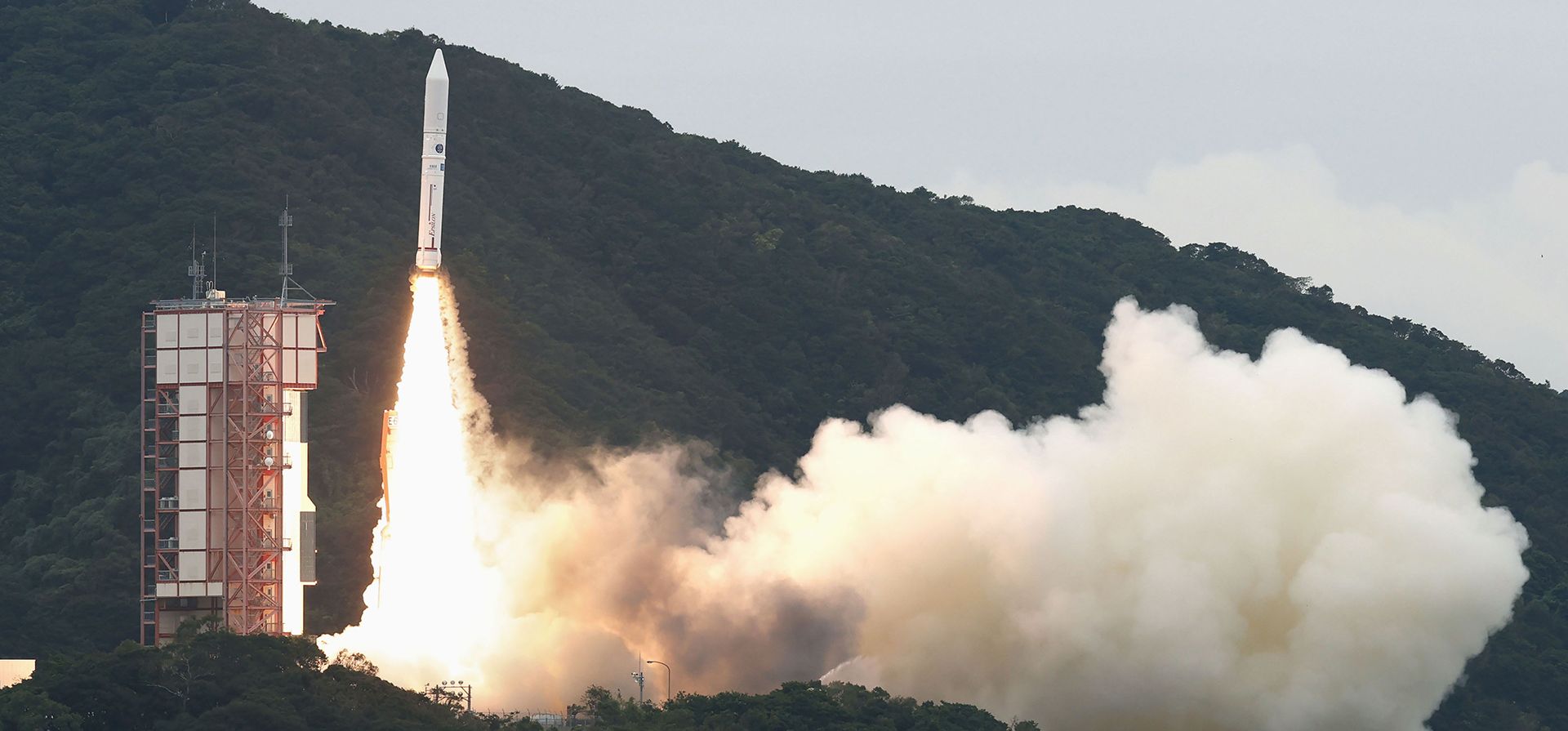 El cohete Epsilon-6 despega del Centro Espacial Uchinoura en la ciudad de Kimotsuki, en la prefectura de Kagoshima, en el sur de Japón, el miércoles 12 de octubre de 2022. La agencia espacial japonesa dijo que su cohete falló justo después del despegue el miércoles y tuvo que ser abortado por un comando autocontrolado de destrucción, en el primer lanzamiento fallido de un cohete del país en casi 20 años.