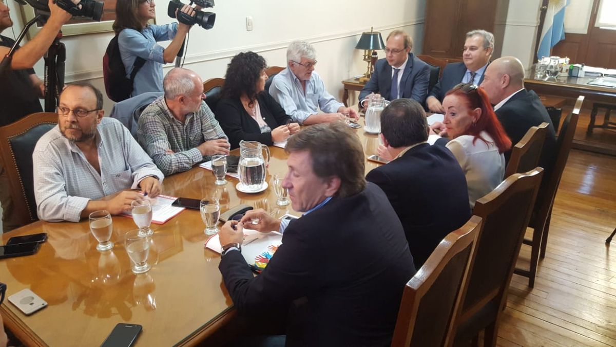 La provincia mejoró la oferta salarial a estatales y docentes y ofreció ...