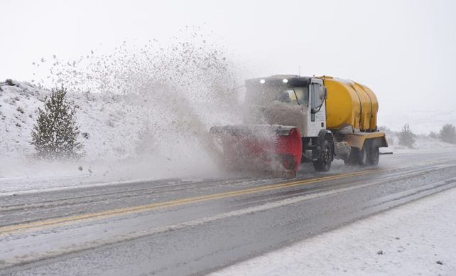 La nieve llegó a la cordillera y cubrió de un manto blanco a la ciudad de Bariloche