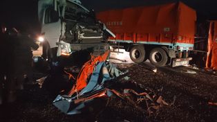 Choque frontal entre dos camiones en la Ruta 11: un conductor hospitalizado