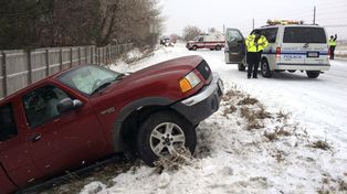 Dos muertos y autopistas complicadas por tormentas de nieve en EEUU