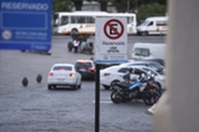 La iniciativa presentada en el Concejo Municipal quiere eliminar los permisos de estacionamiento para funcionarios.