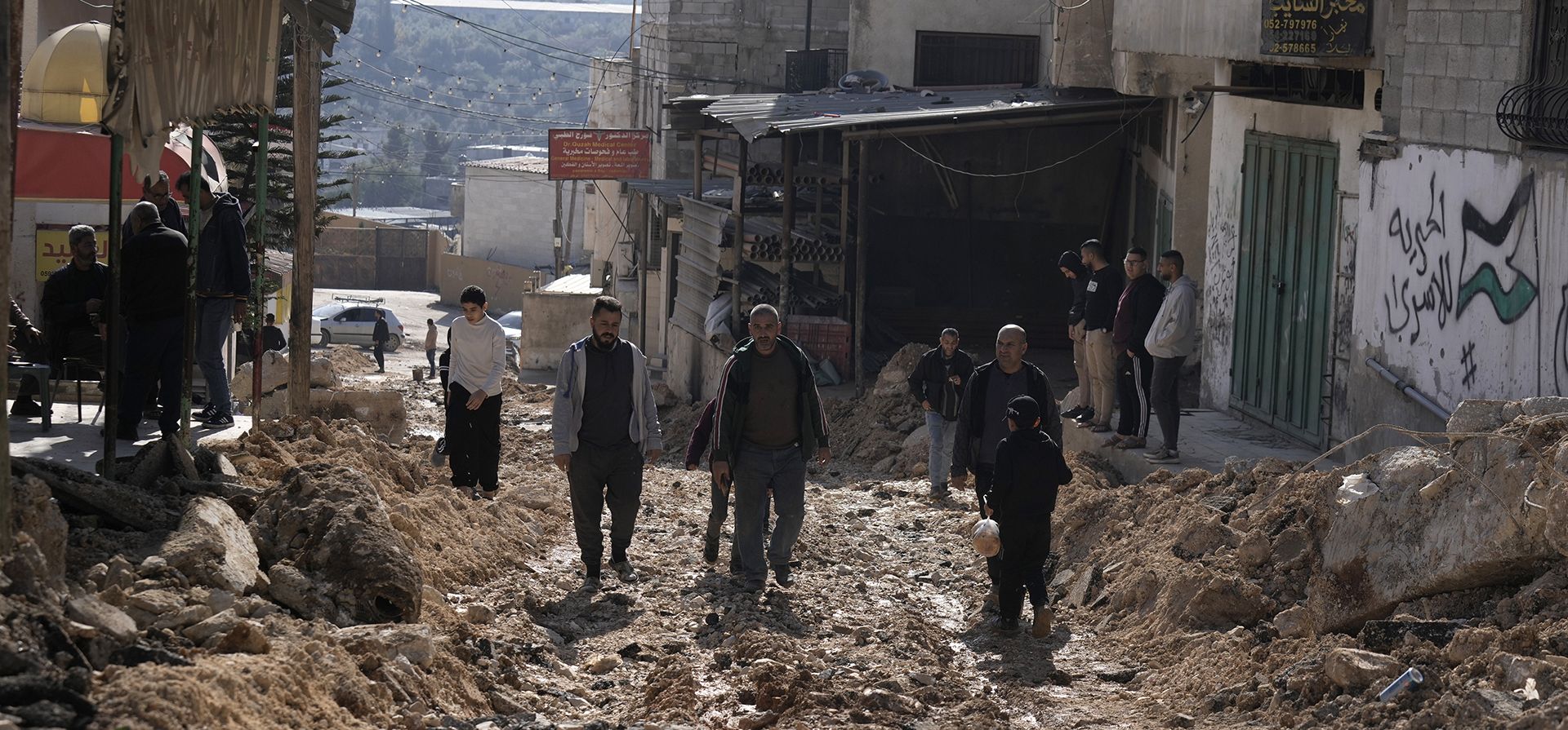 Palestinos se reúnen en una calle dañada durante una operación militar israelí en el campo de refugiados de Al-Fara'a, en Cisjordania, el martes 7 de enero de 2025. (Foto AP/Majdi Mohammed) Palestinos se reúnen en una calle dañada durante una operación militar israelí en el campo de refugiados de Al-Fara'a, en Cisjordania, el martes 7 de enero de 2025. (Foto AP/Majdi Mohammed)