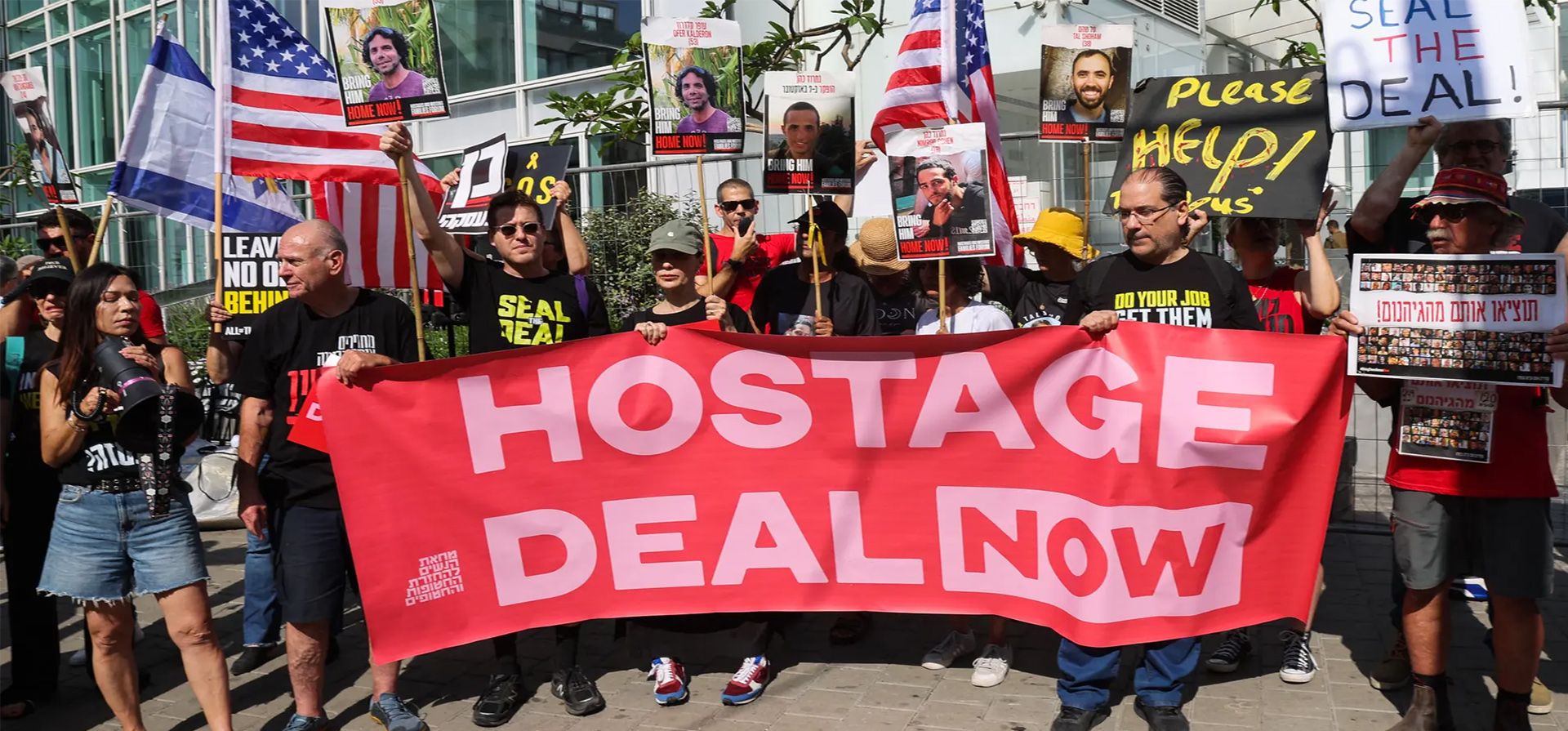 Familiares y simpatizantes de israelíes secuestrados en Gaza por militantes palestinos piden a Estados Unidos que intervenga para su liberación durante una visita del secretario de Estado estadounidense, Antony Blinken, que mantiene conversaciones con figuras clave de la oposición israelí, Tel Aviv, Israel. Fotografía: Jack Guez/AFP/Getty Familiares y simpatizantes de israelíes secuestrados en Gaza por militantes palestinos piden a Estados Unidos que intervenga para su liberación durante una visita del secretario de Estado estadounidense, Antony Blinken, que mantiene conversaciones con figuras clave de la oposición israelí, Tel Aviv, Israel. Fotografía: Jack Guez/AFP/Getty