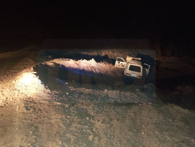 Un auto volcó y cayó al arroyo, al quedarse sin luz
