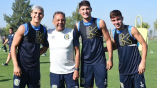 Gino Infantino, Alejo Veliz y Ulises Ciccioli junto a Russo este martes en Arroyo Seco. (Foto: CARC)&nbsp;