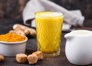 Qué es la leche dorada, cuáles son sus beneficios y cómo prepararla en casa