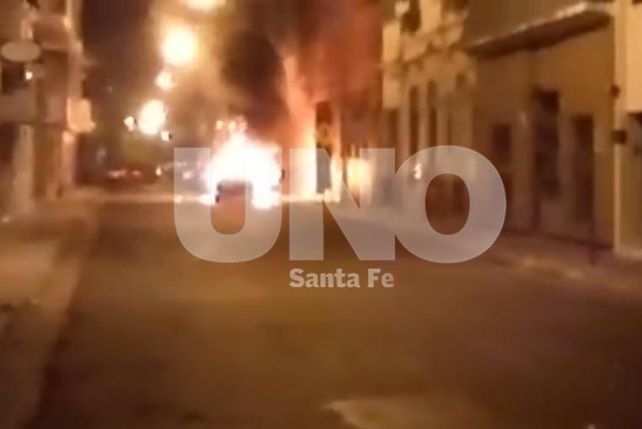 Video: dos vehículos incendiados en Santa Fe