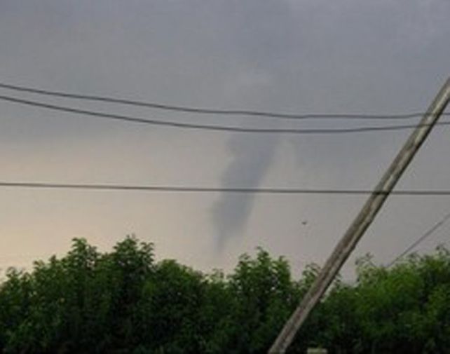 Una de las imágenes que lograron captar el tornado que duró apenas minutos.
