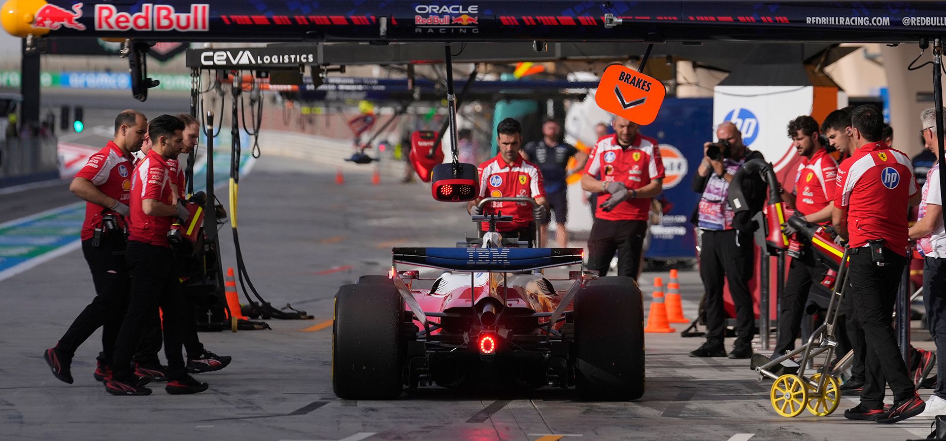 El piloto de Ferrari, Charles Leclerc, de Mónaco, llega a boxes durante una prueba de pretemporada de Fórmula Uno en el Circuito Internacional de Baréin en Sakhir, Baréin, el miércoles 11 de febrero de 2026. (Foto AP/Altaf Qadri) El piloto de Ferrari, Charles Leclerc, de Mónaco, llega a boxes durante una prueba de pretemporada de Fórmula Uno en el Circuito Internacional de Baréin en Sakhir, Baréin, el miércoles 11 de febrero de 2026. (Foto AP/Altaf Qadri)