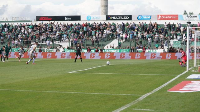 Ángel Di María se apresta a definir el partido