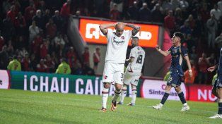 Cocoliso González se lamenta en la derrota ante Argentinos. Newells quedó complicado con el descenso.