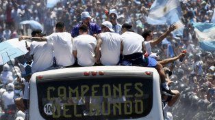Los jugadores arriba del micro descapotable en la caravana de la Selección Argentina.