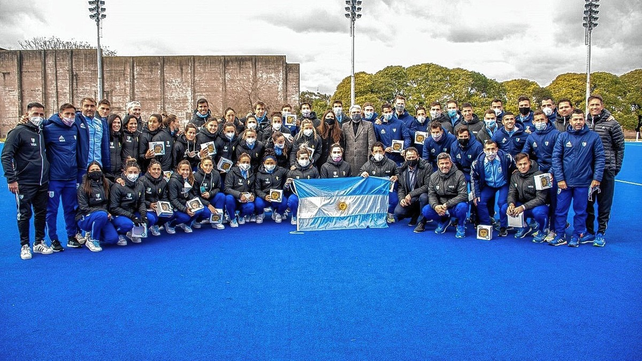 Las Leonas y Los Leones recibieron la bandera argentina en la previa de Tokio 2020 por parte de la secretaría de Deportes Inés Arrondo.