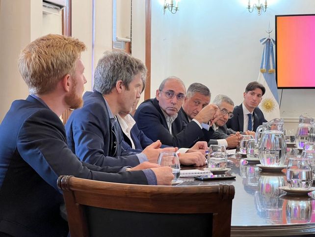 Funcionarios del gobierno provincial junto a directivos de la Bolsa de Comercio de Rosario.&nbsp;