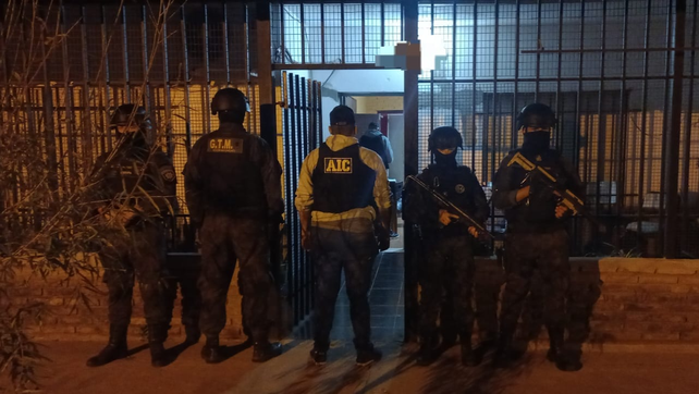 Extorsión en Villa Gobernador Gálvez. Efectivos de la AIC en la casa donde vive la presunta extorsionadora.