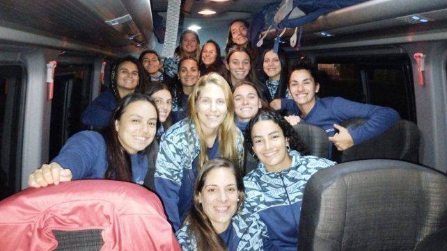 La Selección Argentina antes de emprender viaje rumbo a Ezeiza. El equipo Albiceleste es el máximo candidato al título.