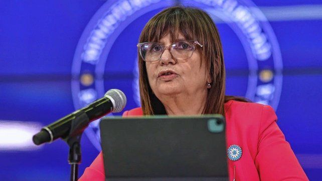 Patricia Bullrich impulsa infiltración en redes sociales con identidades falsas.