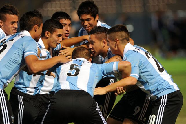 El Sub 17, con dos jugadores menos, empató sobre el final con Uruguay