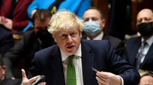 El premier británico defendiéndose de los cuestionamientos esta mañana en la Cámara de los Comunes.