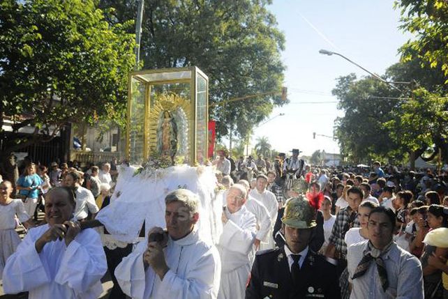 Cientos de santafesinos peregrinaron este sábado junto a la Virgen de Guadalupe