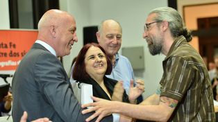 Bonfatti presentó un libro de fotografías que reconstruye la historia de Santa Fe