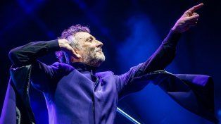 Hola Buenos Aires, 30 años no son nada, se presentó Fito Páez en Vélez, con humor y energía arrolladora. Cantó 34 temas acompañado de decenas de músicos